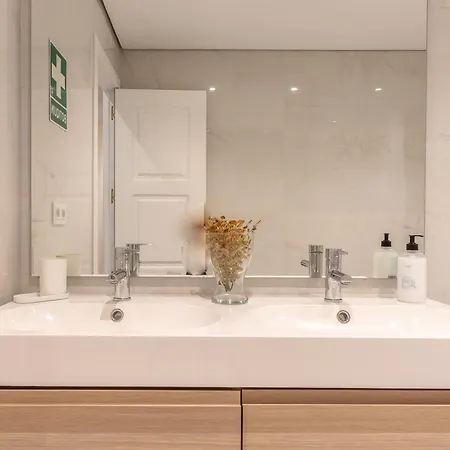 Singular Flat Bilbau
